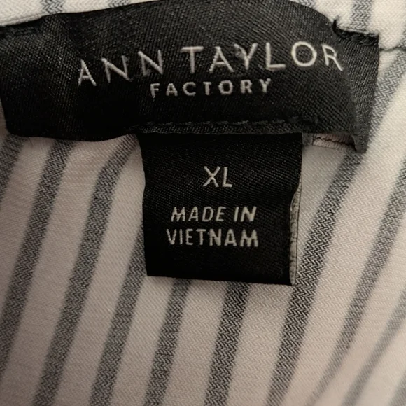L/XL Ann Taylor Black and White Striped Blouse - Picture 3 of 4